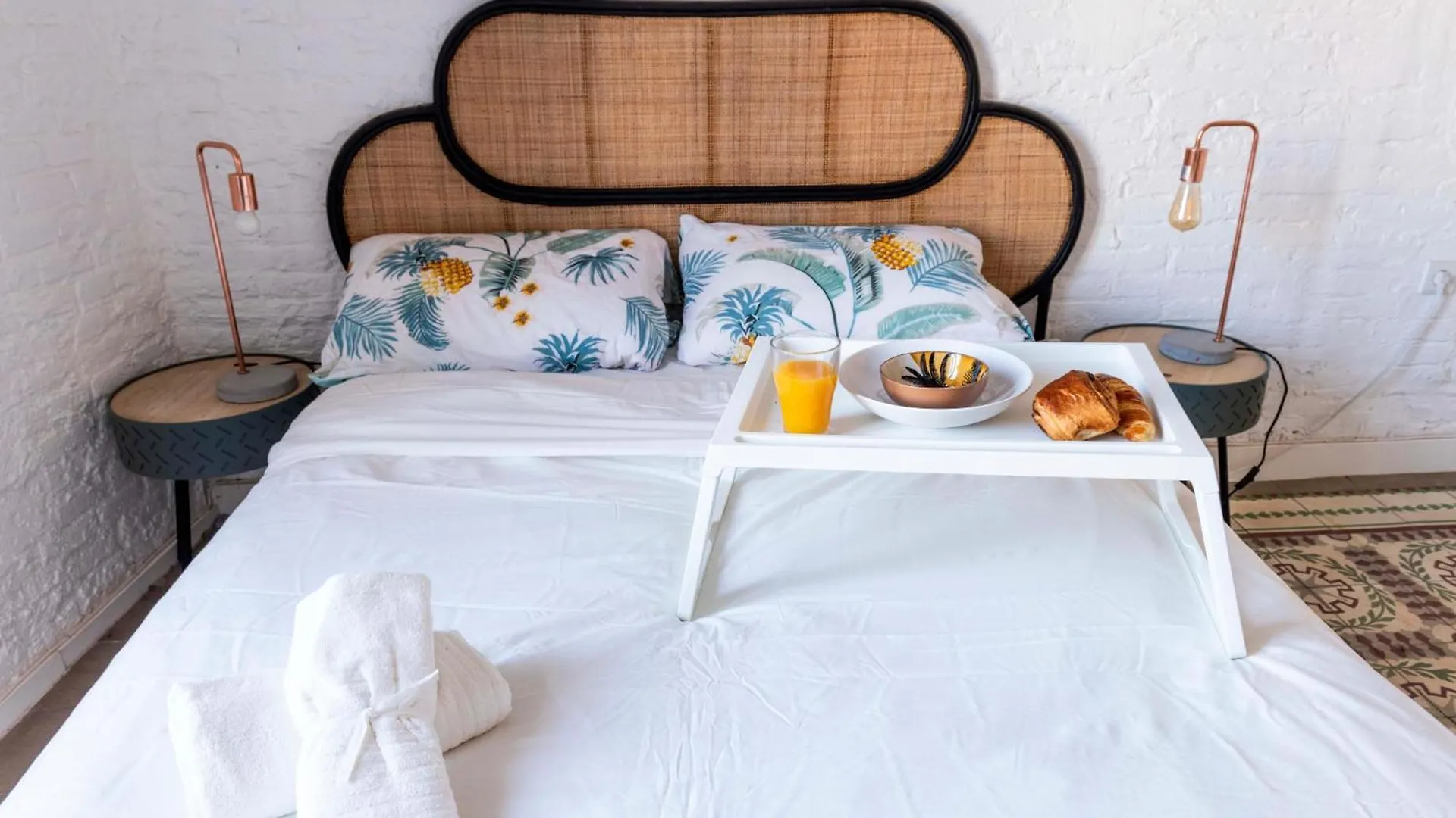 아파트 Enchanting 2 Bedroom Flat With Terrace Near Placa Espanya 바르셀로나