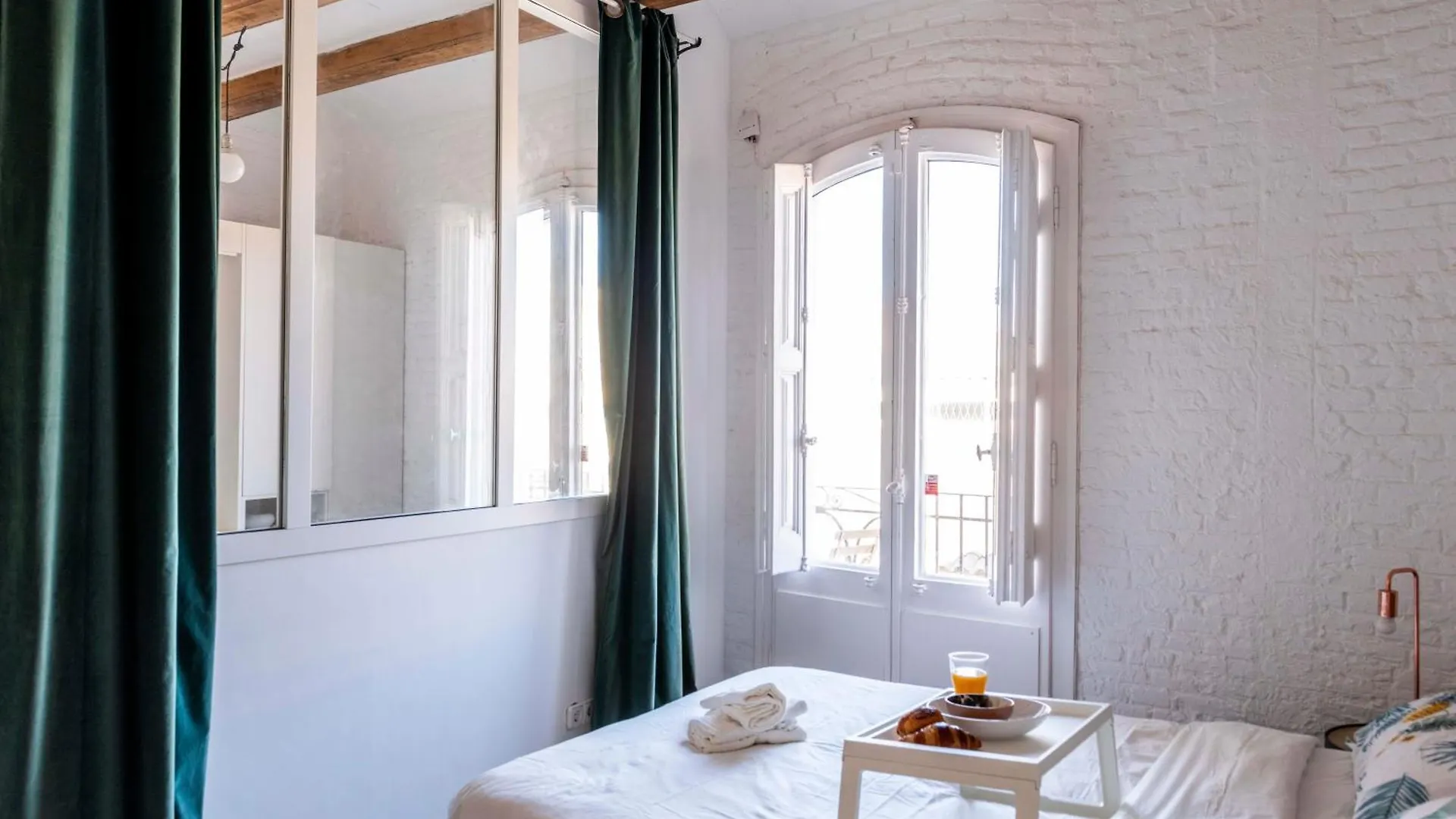 Enchanting 2 Bedroom Flat With Terrace Near Placa Espanya 바르셀로나 0*,  스페인