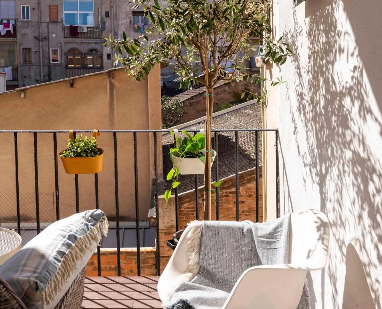Enchanting 2 Bedroom Flat With Terrace Near Placa Espanya 바르셀로나